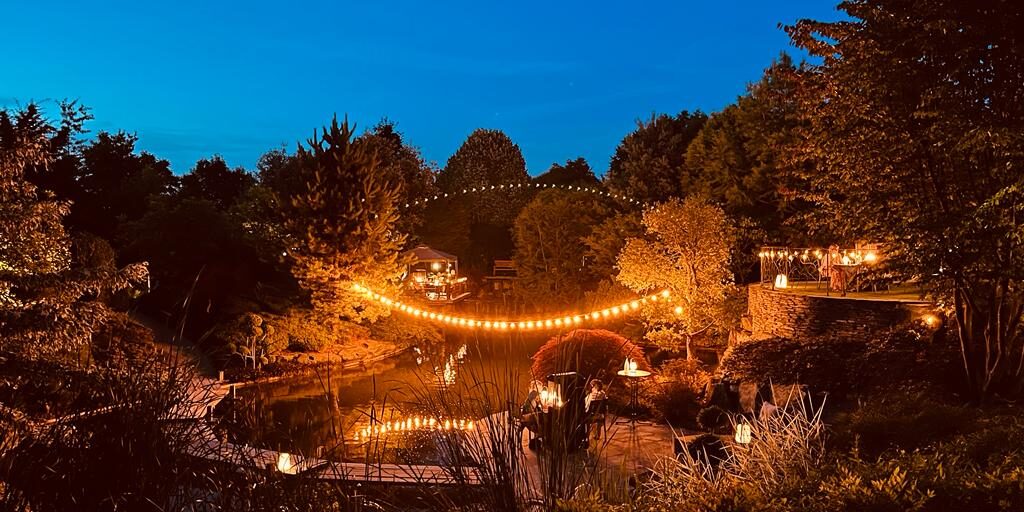 F6088D5E-17DF-4E2D-A011-0FA32C3B9FCC Koru Hôtel - En été profitez d'un souper romantique dans le jardin