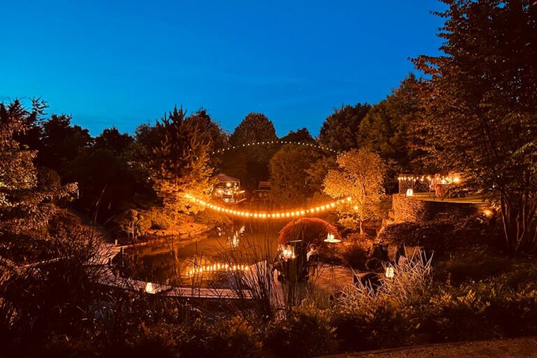 Koru Hôtel - En été profitez d'un souper romantique dans le jardin