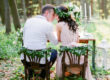 Couple amoureux assis sur des chaises en bois dans un beau jardin