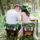Couple amoureux assis sur des chaises en bois dans un beau jardin