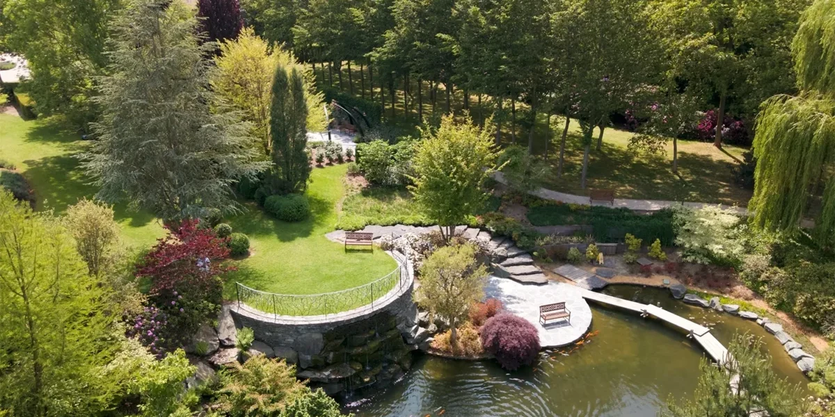 Vue aérienne extérieure du jardin de l'Hôtel Koru