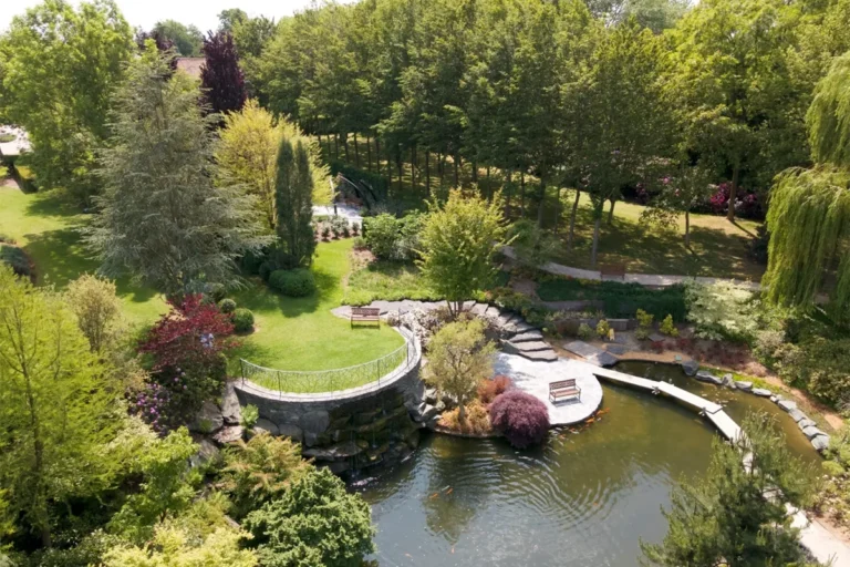 Vue aérienne extérieure du jardin de l'Hôtel Koru