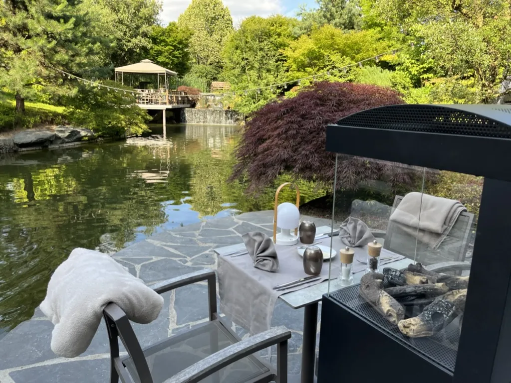 Une table dressée sur la terrasse dans le jardin de l'Hôtel Koru